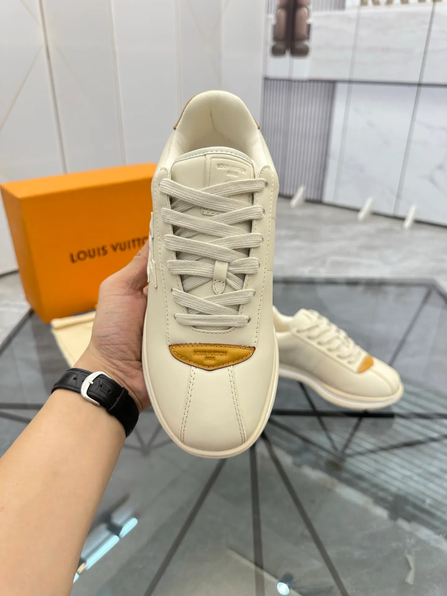 Men's shoes: 💰P700¥ Top quality Product trademark: LV* "Louis Vuitton*" low-top casual shoes Regular size: 35-45 (can be customized to 46) Couple style Product materials: Imported cowhide upper, breathable lining, original outsole. Number: two